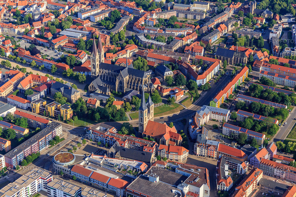 Luftbild: Hoher Weg x Fischmarkt mit Kirche St. Martini am Matiniplan, Dom und Domschatz Halberstadt im Ortsteil Diocese Halberstadt in Halberstadt im Bundesland Sachsen-Anhalt in Deutschland.Foto: IMG_148237.jpg vom 14.06.2025 durch Werner Riehm/FLY-FOTO.deDom und Domschatz - Kulturstiftung Sachsen-AnhaltEvangelische Kirchengemeinde Halberstadt - Evangelische Kirchengemeinde Halberstadt