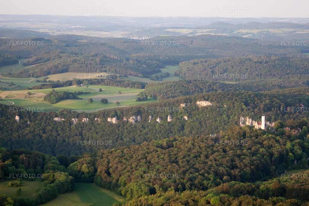 Luftbild: Lichtenstein, Schloss Lichtenstein im Ortsteil Honau in Lichtenstein im Bundesland Baden-Württemberg in Deutschland. Foto: IMG_67005.jpg vom 07.06.2014 durch Werner Riehm/FLY-FOTO.de