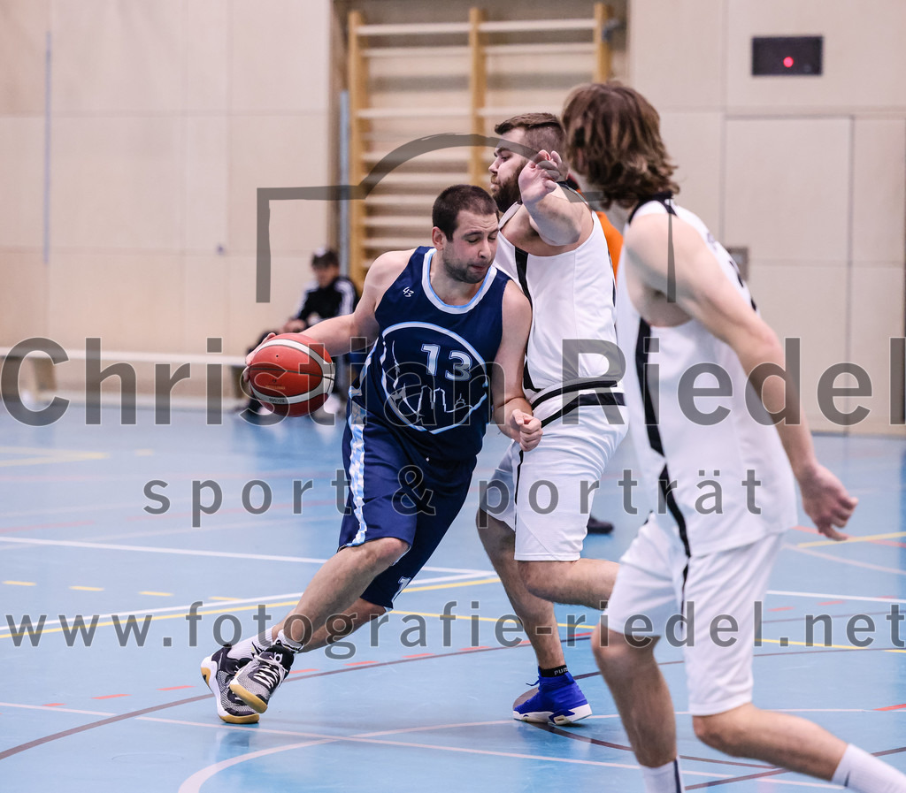 2022-04-03_048_TSV_Vaterstetten_gegen_SV_Weissblau-Allianz_Muenchen | Vaterstetten, Deutschland, 03.04.2022:
Basketball, Bezirksoberliga Herren 2021 / 2022, 14. Spieltag, TSV Vaterstetten gegen SV Weißblau-Allianz München, Endergebnis: 86:54

Peter Fabian Klemm (SV Weißblau-Allianz München, #13), Mathias Furtmair (TSV Vaterstetten, #15)

Foto: Christian Riedel / fotografie-riedel.net