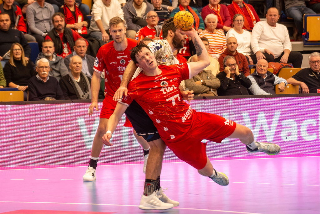Spielszene Eulen Ludwigshafen gegen HC Elbflorenz 2006 (2. Handballbundesliga; Endstand 31:29) | Spielszene Eulen Ludwigshafen gegen HC Elbflorenz 2006 (2. Handballbundesliga; Endstand 31:29) - Realisiert mit Pictrs.com