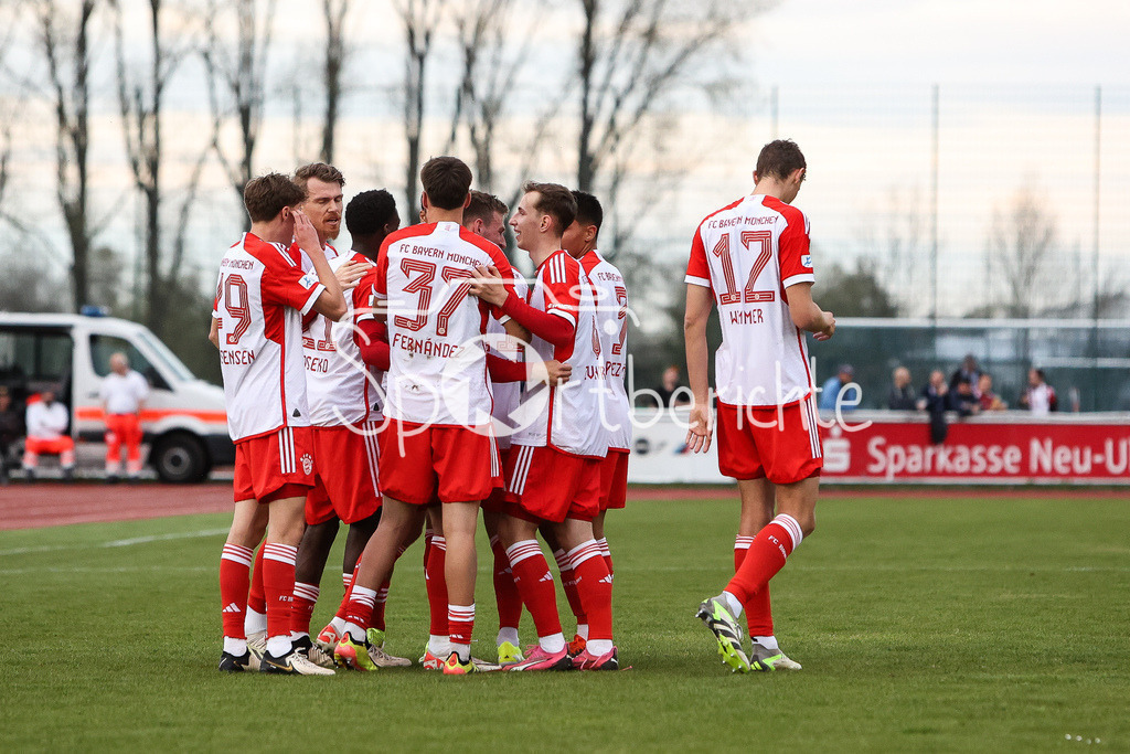 FV Illertissen - FC Bayern Amateure | Jubel der Bayern Amateure nach dem Treffer zum 0-1 durch Timo KERN (FCB #10) / Freude / Happy / Torschuetze / Tor
