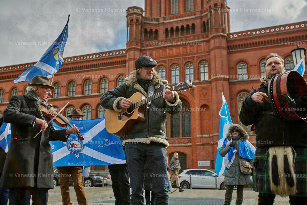 #IndyBerlin23 - Demonstration für schottische Unabhängigkeit | Rund 60 Personen ziehen am 11.03.2023 mit einer Demonstration vom Brandenburger Tor an der Britischen Botschaft vorbei zum Roten Rathaus, um die Unabhängigkeit Schottlands zu fordern.

On March 11, 2023, approx. 60 people rally in support of the Scottish independence, marching from Brandenburg Gate via the British Embassy to the Red Town Hall.  - Realisiert mit Pictrs.com