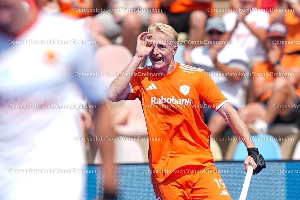xydrx09082502015 | 09.08.2025, xydrx, Herren EuroHockey Championship 2025, Gruppenphase, Gruppe a, Niederlande - Spanien, Sparkassenpark Mönchengladbach: Torjubel nach dem Tor zum 1:0 für die Niederländische Feldhockey Nationalmannschaft durch Torschütze Tjep Hoedemakers (NED #19)