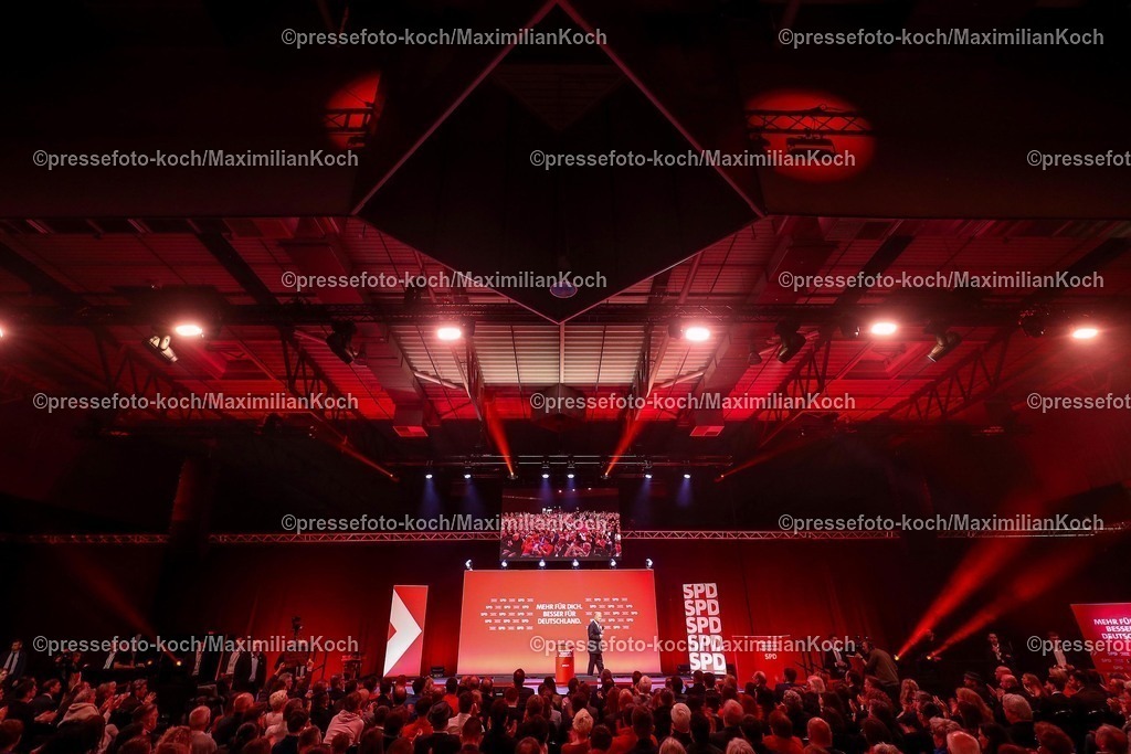SPD21022502198 | 21.02.2025, Wahlkampfveranstaltung SPD,  Abschlusskundgebung der Sozialdemokratische Partei Deutschlands vor den Bundestagswahlen, Westfalenhalle Dortmund. Im Bild: Feature Innenansicht Übersicht bei der Rede von Olaf Scholz Übersichtsbild Zuschauer Besucher Publikum