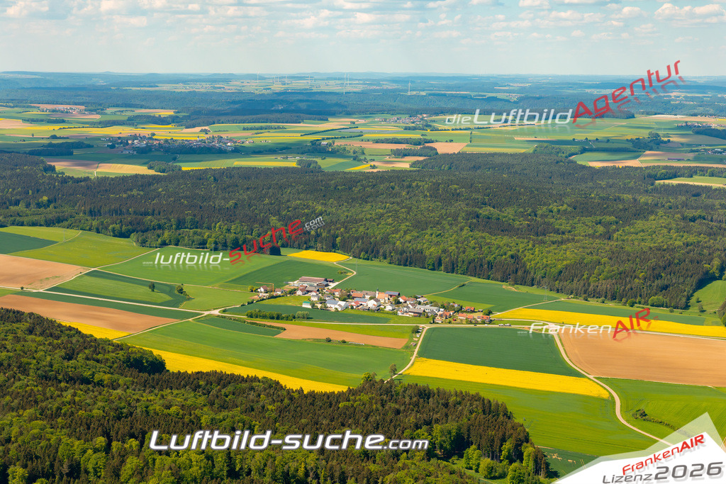 Das Luftbild zeigt : Neuses Altmannstein - Die Luftaufnahme wurde 2024 vom UL-Flugzeug aus erstellt ( keine Drohne ) - Hochauflösende Luftaufnahme - Für grossformatige Ausdrucke geeignet. Die Geschenkidee !Mit Lizenz und Bildrechte bestellbar