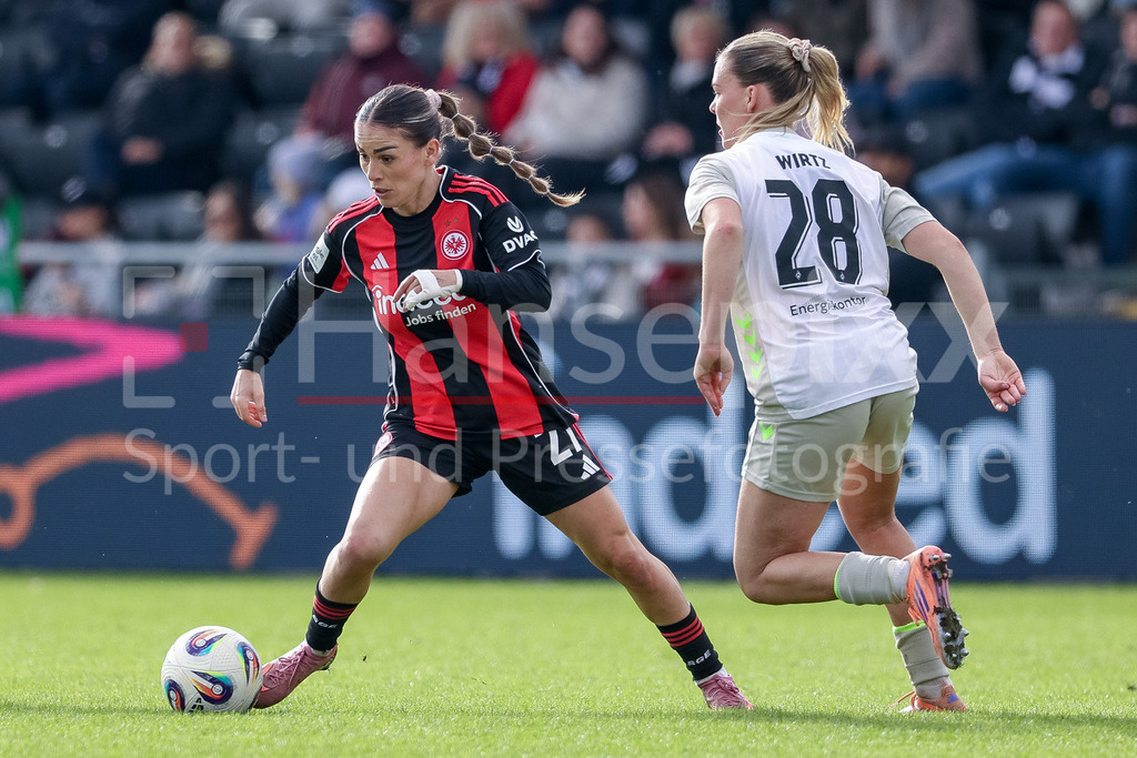 Fussball, Google Pixel Frauen-Bundesliga, Eintracht Frankfurt - SV Werder Bremen | v.li.: Ereleta Memeti (Eintracht Frankfurt, 27) und Juliane Wirtz (SV Werder Bremen, 28) im Zweikampf, Duell, Dynamik, Aktion, Action, Spielszene, DIE DFB-RICHTLINIEN UNTERSAGEN JEGLICHE NUTZUNG VON FOTOS ALS SEQUENZBILDER UND/ODER VIDEOÄHNLICHE FOTOSTRECKEN. DFB REGULATIONS PROHIBIT ANY USE OF PHOTOGRAPHS AS IMAGE SEQUENCES AND/OR QUASI-VIDEO.