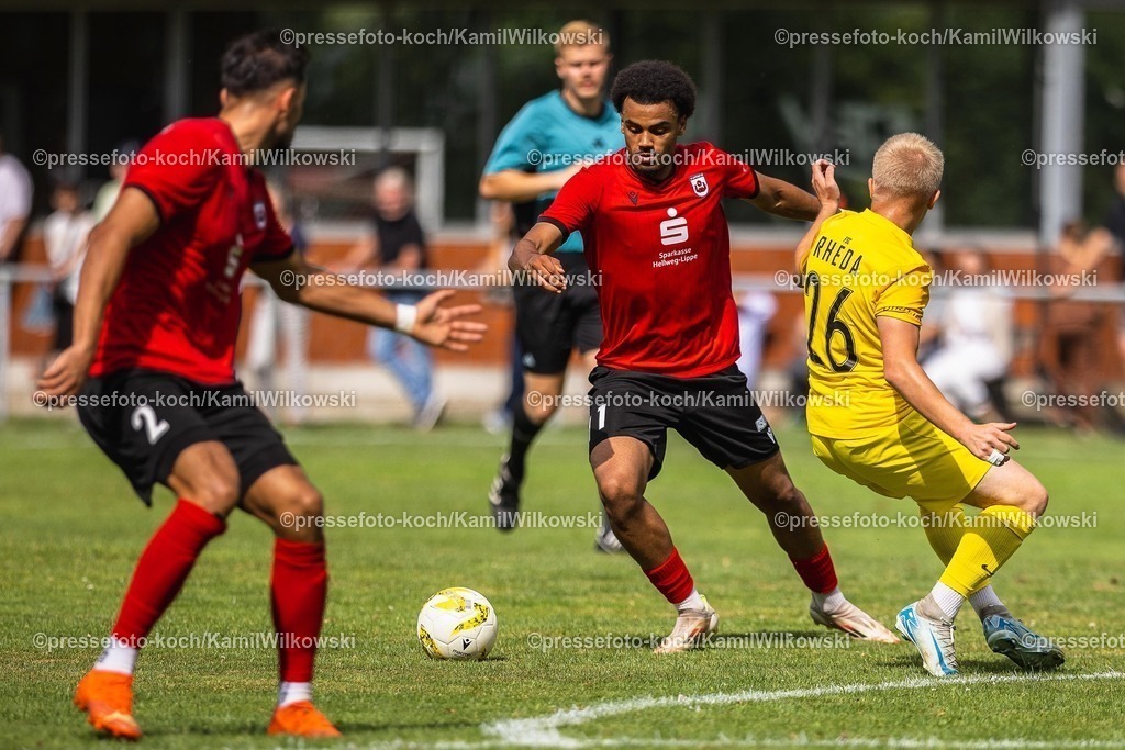 xkwi13072501043 | 13.07.2025, xkwix, Fußball, Testspiel, SV Lippstadt 08 - FSC Rheda, Rasenplatz, Sportanlage Esbeck: David Dören ( SV Lippstadt 08 #27 ) im Zweikampf gegen Suad Ak ( FSC Rheda #26 )