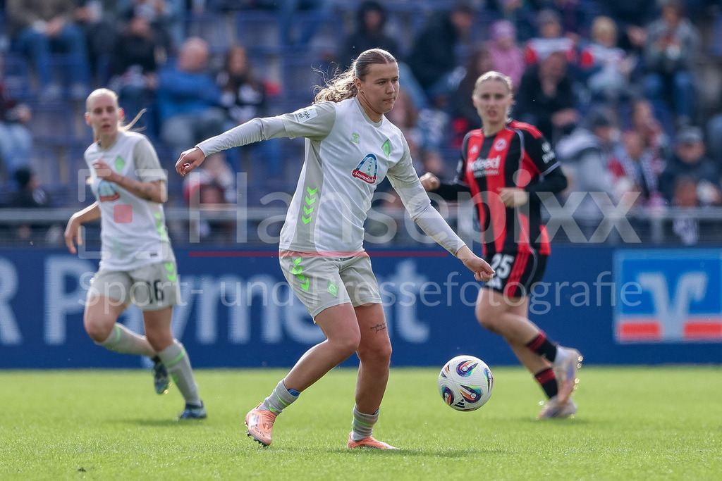 Fussball, Google Pixel Frauen-Bundesliga, Eintracht Frankfurt - SV Werder Bremen | Larissa Mühlhaus (SV Werder Bremen, 7) am Ball, Einzelbild, Ganzkörper, Aktion, Action, Spielszene, DIE DFB-RICHTLINIEN UNTERSAGEN JEGLICHE NUTZUNG VON FOTOS ALS SEQUENZBILDER UND/ODER VIDEOÄHNLICHE FOTOSTRECKEN. DFB REGULATIONS PROHIBIT ANY USE OF PHOTOGRAPHS AS IMAGE SEQUENCES AND/OR QUASI-VIDEO.