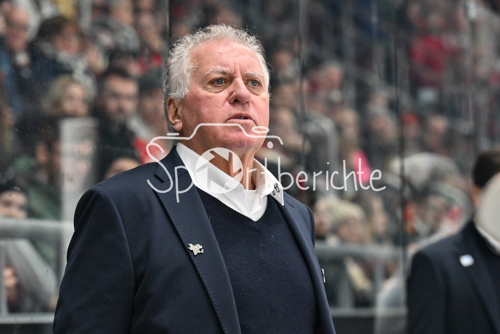 Augsburger Panther - Iserlohn Roosters | im Bild Iserlohn Roosters Trainer Doug SHEDDEN / Freisteller / Einzelfoto / DEL: Augsburger Panther - Iserlohn Roosters, Curt Frenzel Stadion am 17.11.2024