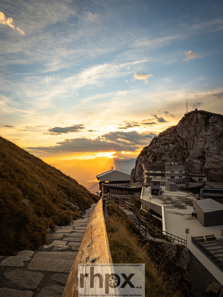 Sonnenaufgang am Pilatus | Ein neuer Tag erwacht über dem Pilatus. Die ersten Sonnenstrahlen brechen über die Gipfel und tauchen den Weg in goldenes Morgenlicht – ein Moment voller Ruhe, Energie und Weite über der Zentralschweiz. - Realisiert mit Pictrs.com