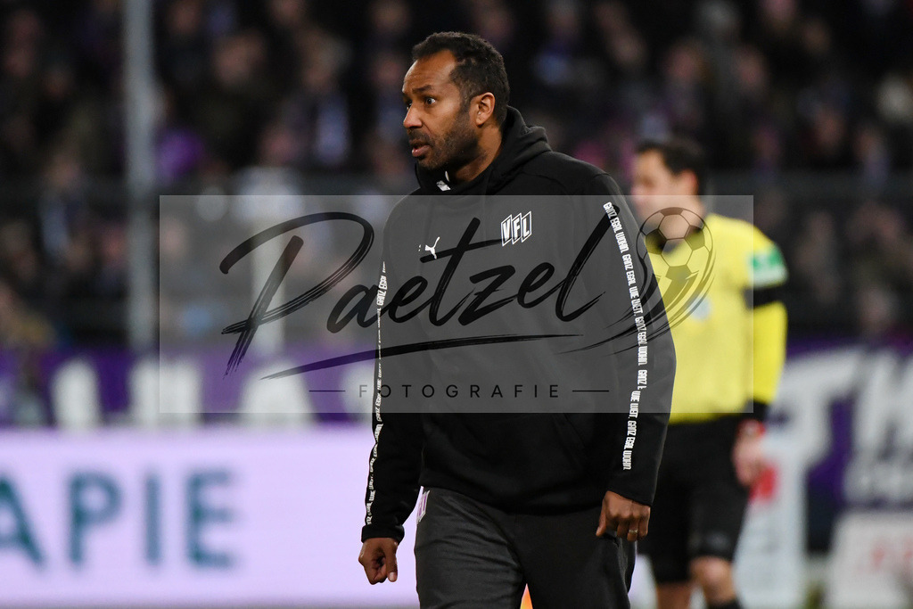 20200221_OSNAUE_0029 | Fussball, Herren: Trainer Daniel Thioune (VfL Osnabrueck) schaut bei dem Spiel der 2. Bundesliga zwischen VfL Osnabrueck und FC Erzgebirge Aue im Stadion an der Bremer Bruecke am 21.02.2020 in Osnabrueck, Deutschland.DFB / DFL REGULATIONS PROHIBIT ANY USE OF PHOTOGRAPHS AS IMAGE SEQUENCES AND/OR QUASI-VIDEO. - Realisiert mit Pictrs.com