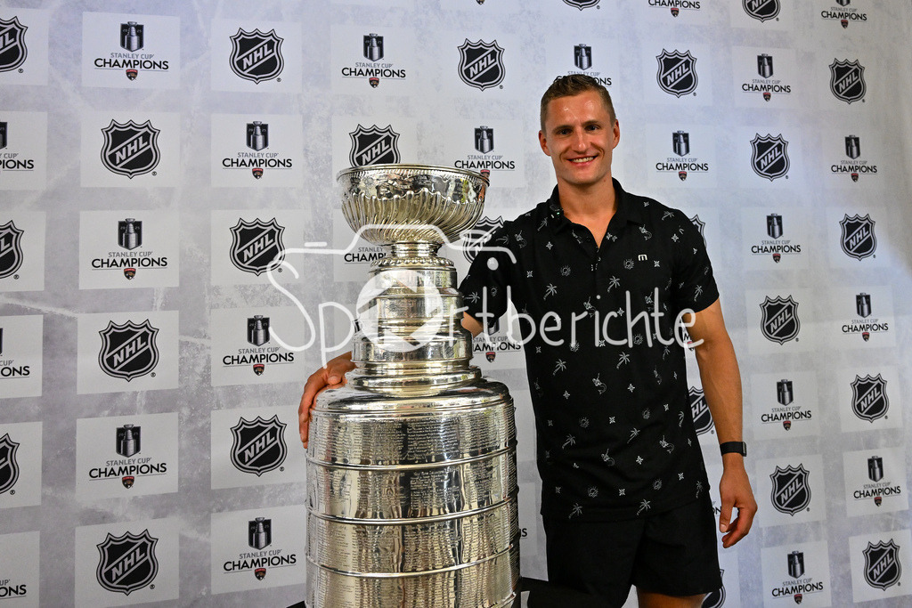 Cup Day | Nico Sturm präsentiert in Augsburg den Stanley Cup, den er bereits zum zweiten mal gewinnen konnte