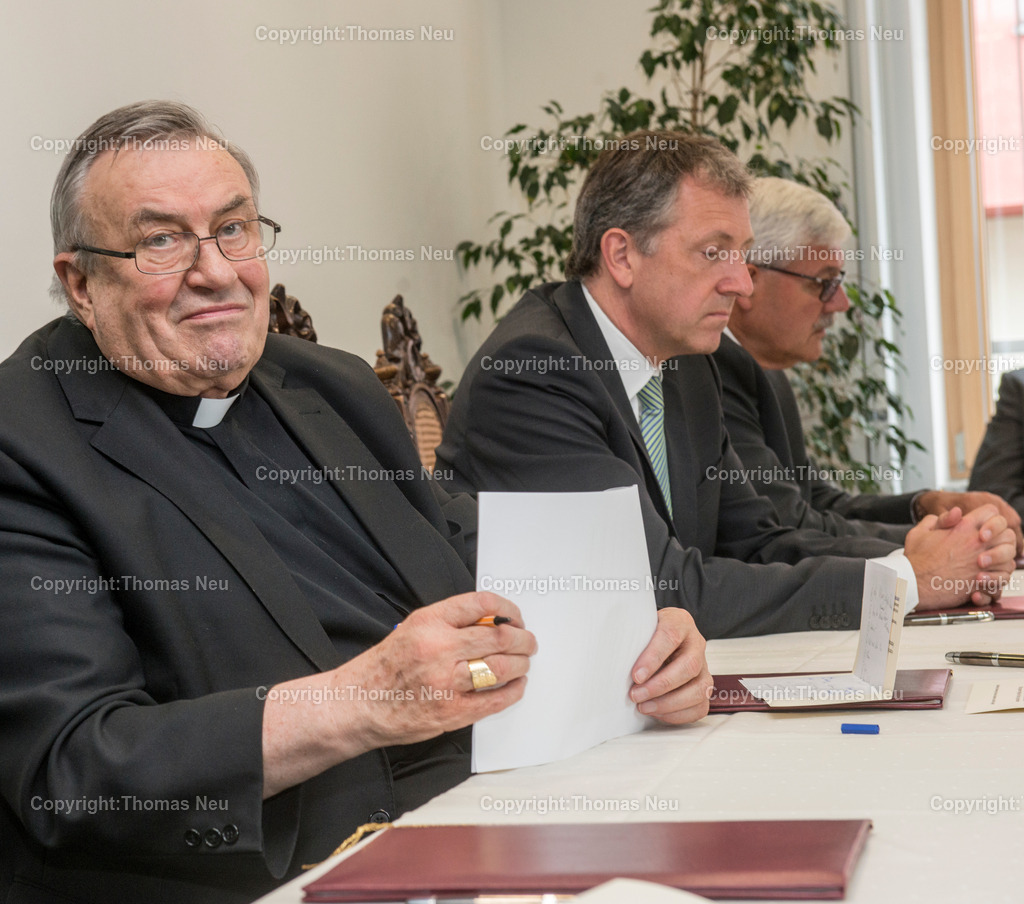 _DSC4770 2 | Bensheim,HGH, Veretragsunterzeichnung mit Karl Kardinal Lehmann,Dr. Peter Kurz Oberbuergermeister Mannheim, Pfarrer Angelo Stiponovich, Alfred Daenzer, Geschaeftsfuehrer Uniklinik Mannheim , Bild: Thomas Neu