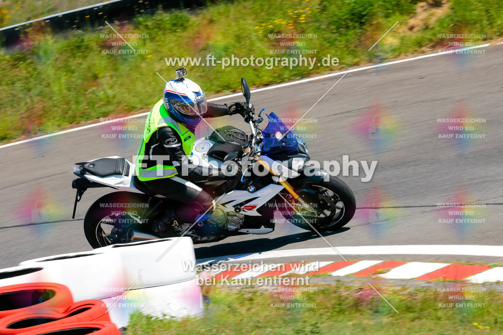 Moto-TeamOBK-22371 | Hier findet Ihr Bilder von Touristenfahrten auf der Nürburgring Nordschleife oder von anderen Veranstaltungen die ich besucht habe. Viel Spass beim Durch Schauen 