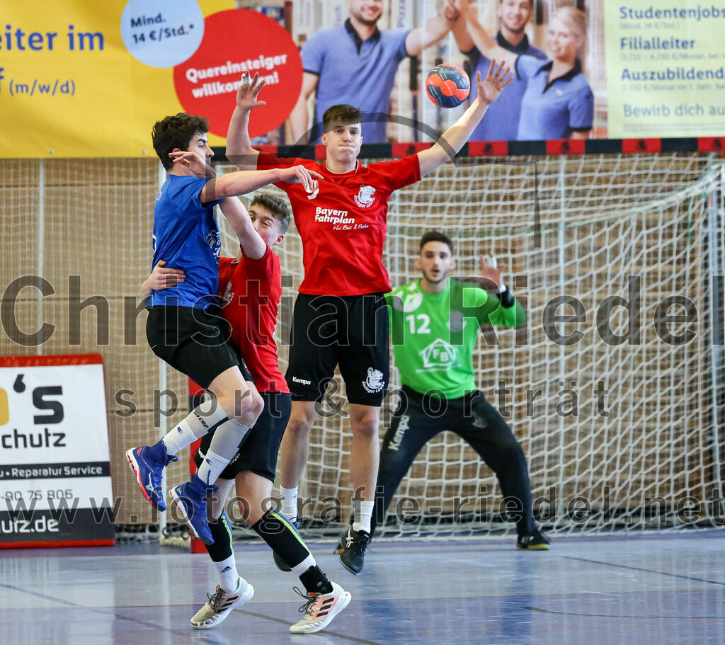2022-12-17_028_SV_Anzing_gegen_TSV_Simbach | Anzing, Deutschland, 17.12.2022:
Handball, Bayernliga männliche A-Jugend 2022 / 2023, 9. Spieltag, SV Anzing gegen TSV Simbach, Endergebnis: 39:30

Calvin Bründl (TSV Simbach, #6), Andreas Lock (SV Anzing, #9), Torwart Tobias Baumann (SV Anzing, #12)

Foto: Christian Riedel / fotografie-riedel.net
