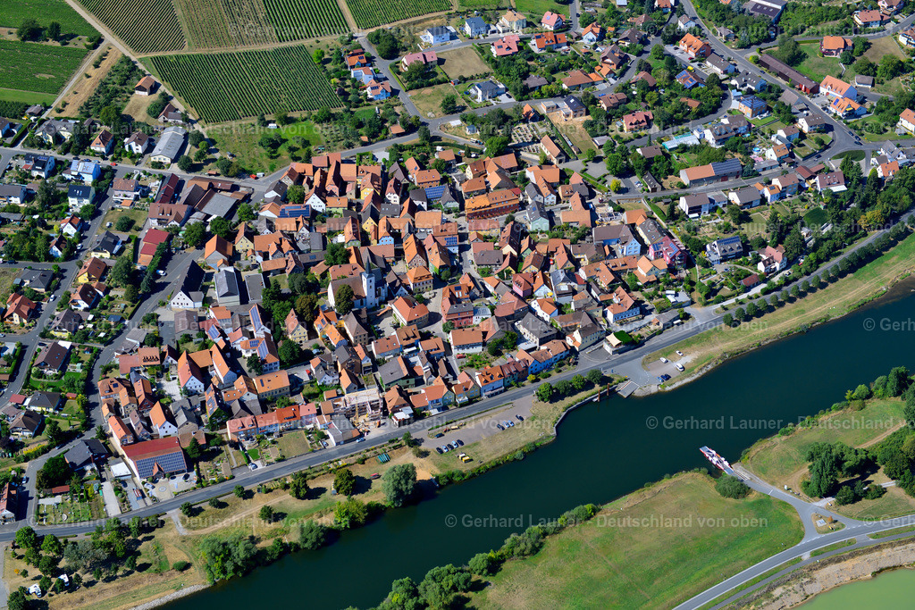 3650286 | OBEREISENHEIM 31.08.2016 Ortsansicht am Rande von landwirtschaftlichen Feldern und Nutzflächen  in Obereisenheim im Bundesland Bayern, Deutschland // Village view on the edge of agricultural fields and land  in Obereisenheim in the state Bavaria, Germany Foto: Gerhard Launer