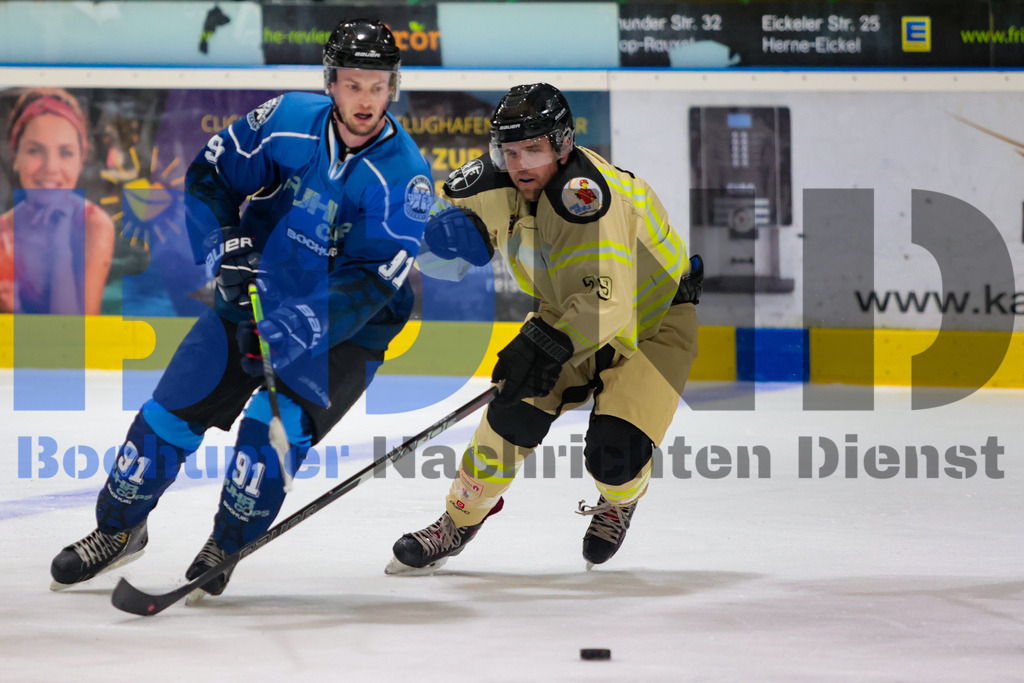 Benefiz-Eishockeyspiel der Polizei Bochum gegen die feuerwehr Duisburg {date} -  | {headline}



(Foto: Sebastian Sendlak / BOND)

 - Realisiert mit Pictrs.com