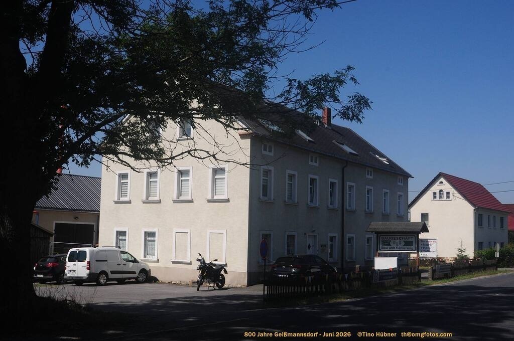 Geißmannsdorf-2026-Ortsbilder-024 | Geißmannsdorf bei Bischofswerda im Sommer 2026. Ein fotografischer Streifzug durch das Dorf Geißmannsdorf, mit Gebäuden, Straßen, Strohpuppen und geschmückten Vorgärten und Grundstücken anlässlich der 800-Jahr-Feier von Geißmannsdorf im Juni 2026 - Realisiert mit Pictrs.com