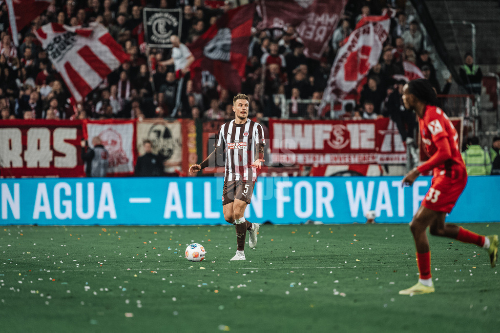 Fußball | Männer | Saison 2025/2026  | Fußball-Bundesliga | 27. Spieltag | FC St. Pauli vs. SC Freiburg | 22.04.2026 | Hauke Wahl (#5, FC St. Pauli) sucht eine Anspielstation