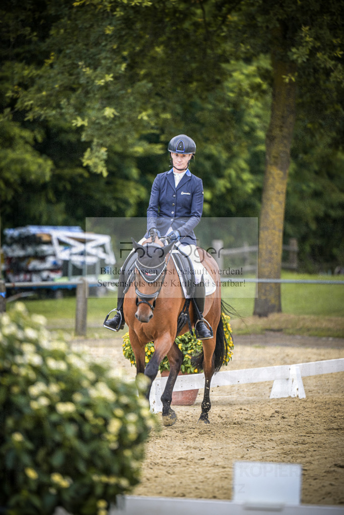 DOS_2033 | Entdecke hochwertige Reitturnierfotos von Foto Oger. Professionell, emotional und authentisch – jetzt Lieblingsmomente im Shop bestellen.Deutschlandweite Turnierfotografie. - Realisiert mit Pictrs.com