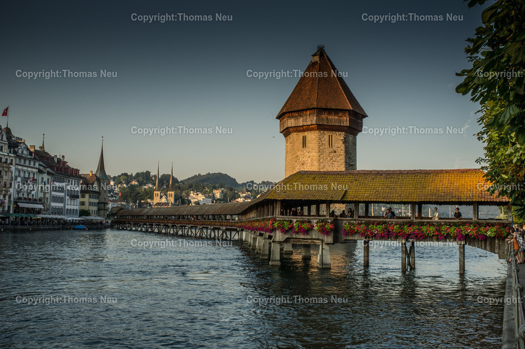 kapellbruecke-wasserturm-luzern-schweiz | „Die historische Kapellbrücke in Luzern mit Blumen geschmückt, daneben der Wasserturm am Fluss Reuss.“, Bild: Thomas Neu