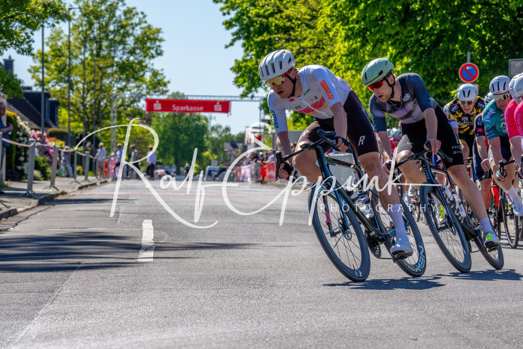 Spurt in den Mai 2026 - Großer Preis der Sparkasse Neuss | Annual one-day road cycling race "Großer Preis der Sparkasse Neuss" held in Büttgen, Germany, organized by VfR Büttgen 1912 e.V. The event features multiple races across all age categories from U11 youth to Elite men. - Realisiert mit Pictrs.com
