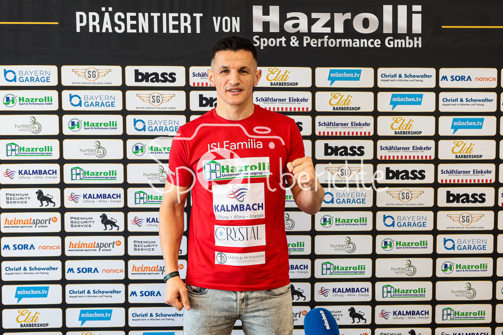 Profi - Box - Gala / Pressekonferenz  | Robin KRASNIQI vor der Sponsorenwand auf der Pressekonferenz im Sonnenhof Hotel in Gersthofn