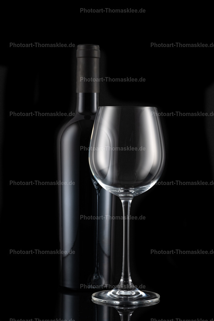 Elegante Weinflasche mit Glas im stilvollen Schwarz | Dieses stilvolle Weinfoto zeigt eine dunkle Glasflasche neben einem eleganten Weinglas vor schwarzem Hintergrund. Die professionelle Beleuchtung betont die klaren Konturen und verleiht beiden Objekten einen edlen Glanz. Das leere Glas steht bereit für den Genuss, während die Flasche ihre klassische Form präsentiert. Die minimalistische Komposition wirkt zeitlos und sophisticated. Perfekt für Restaurants, Weinhandlungen oder stilvolle Küchendekoration geeignet. - Realisiert mit Pictrs.com
