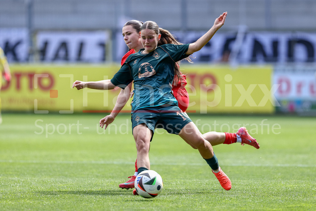 Fussball, Google Pixel Frauen-Bundesliga, SC Freiburg - SV Werder Bremen | v.li.: Leela Egli (SC Freiburg, 20) und Tuana Mahmoud (SV Werder Bremen, 10) im Zweikampf, Duell, Dynamik, Aktion, Action, Spielszene, DIE DFB-RICHTLINIEN UNTERSAGEN JEGLICHE NUTZUNG VON FOTOS ALS SEQUENZBILDER UND/ODER VIDEOÄHNLICHE FOTOSTRECKEN. DFB REGULATIONS PROHIBIT ANY USE OF PHOTOGRAPHS AS IMAGE SEQUENCES AND/OR QUASI-VIDEO.