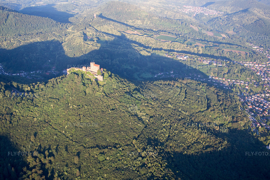 Luftbild: Burg Trifels in Annweiler am Trifels im Bundesland Rheinland-Pfalz in Deutschland. Foto: IMG_091600.jpg vom 10.07.2016 durch Werner Riehm/FLY-FOTO.de