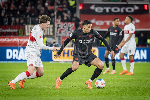 German Bundesliga, Bayer 04 Leverkusen vs. VfB Stuttgart, 10.01.2026 | LEVERKUSEN, GERMANY - JANUARY 10: Angelo Stiller (VfB Stuttgart, 6) and Ezequiel Fernandez (Bayer 04 Leverkusen, 6) during the German Bundesliga match on gameday 16 between Bayer 04 Leverkusen vs. VfB Stuttgart at BayArena on January 10, 2026 in Leverkusen, Germany. DFL REGULATIONS PROHIBIT ANY USE OF PHOTOGRAPHS AS IMAGE SEQUENCES AND/OR QUASI-VIDEO.