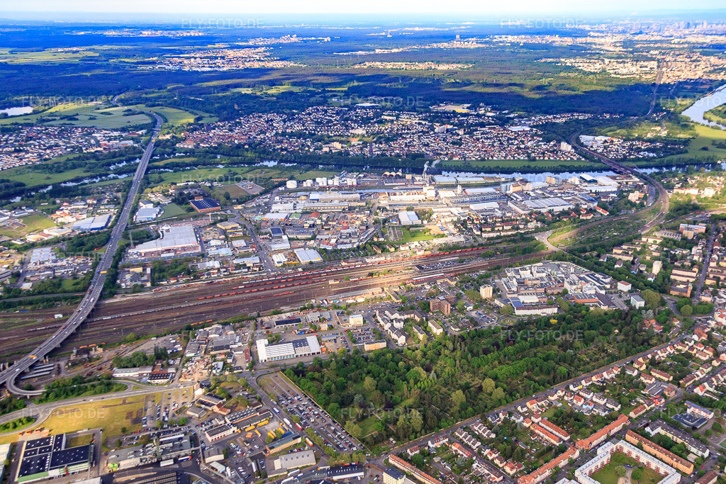 Luftbild: Hauptbahnhof Hanau in Hanau im Bundesland Hessen in Deutschland. Foto: IMG_088791.jpg vom 20.05.2016 durch Werner Riehm/FLY-FOTO.de