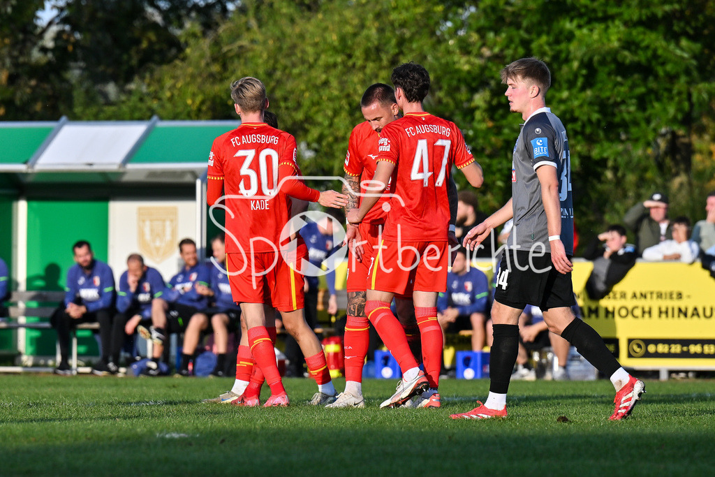 FC Augsburg - SSV Ulm 1846 Fussball | Jubel der Augsburger nach dem Treffer zum 1-0 durch Phillip TIETZ (FC Augsburg 21) / Tor / Torschuetze / Freude / Happy / Testspiel: FC Augsburg - SSV Ulm 1846 Fussball; TSV Burgau Sportzentrum am 08.10.2025