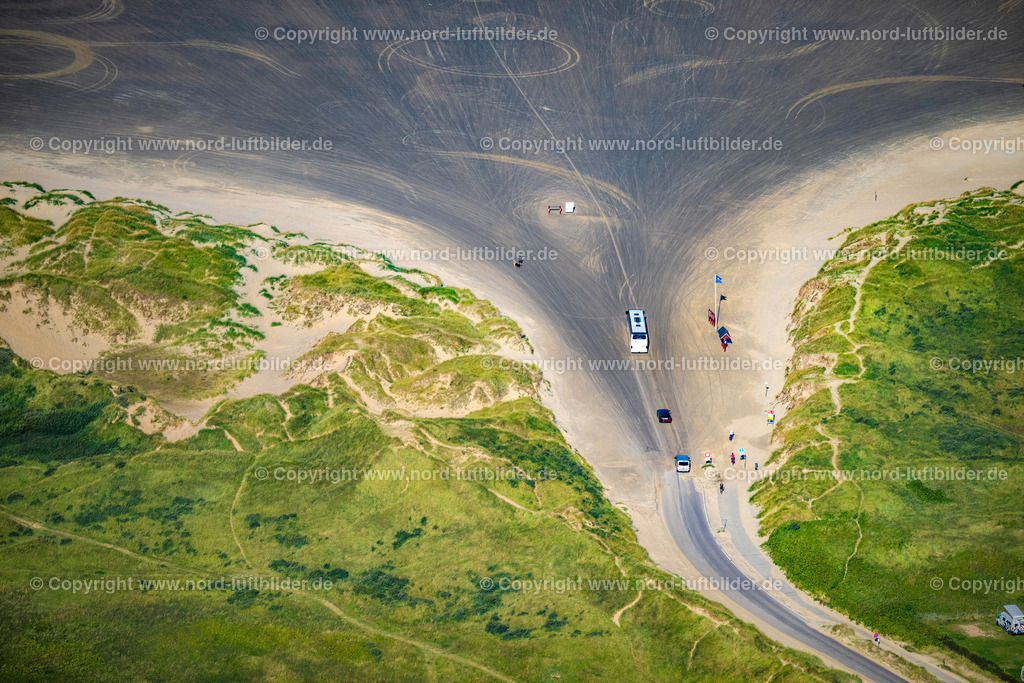 Römö_Dänemark_Lakolk_ELS_3140280824 | RöMö 28.08.2024 Auto-Sandstrand- Landschaft der Nordseeinsel Römö in der Region Syddanmark, Dänemark. // Car sandy beach landscape of the North Sea island of Romo in the region of Syddanmark, Denmark. Foto: Martin Elsen