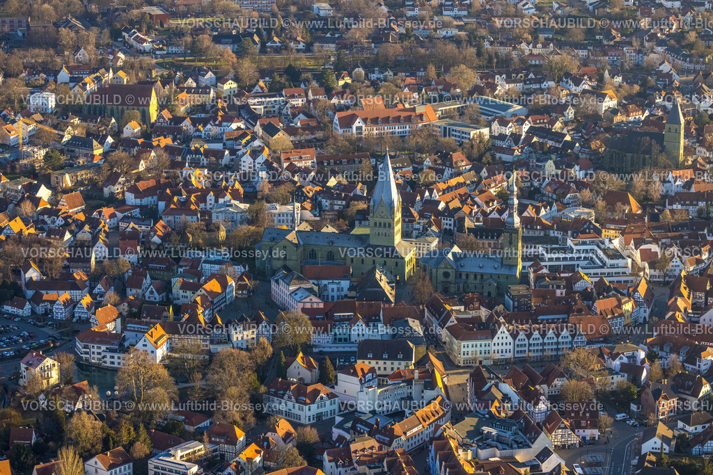 Soest230206199 | Luftbild, Altstadt mit (von links): St. Thomae-Kirche (Neu St. Thomae), St. Patrokli-Dom, St. Petri Alde Kerke und Sankt Pauli Kirche, Walburger, Soest, Soester Boerde, Nordrhein-Westfalen, Deutschland