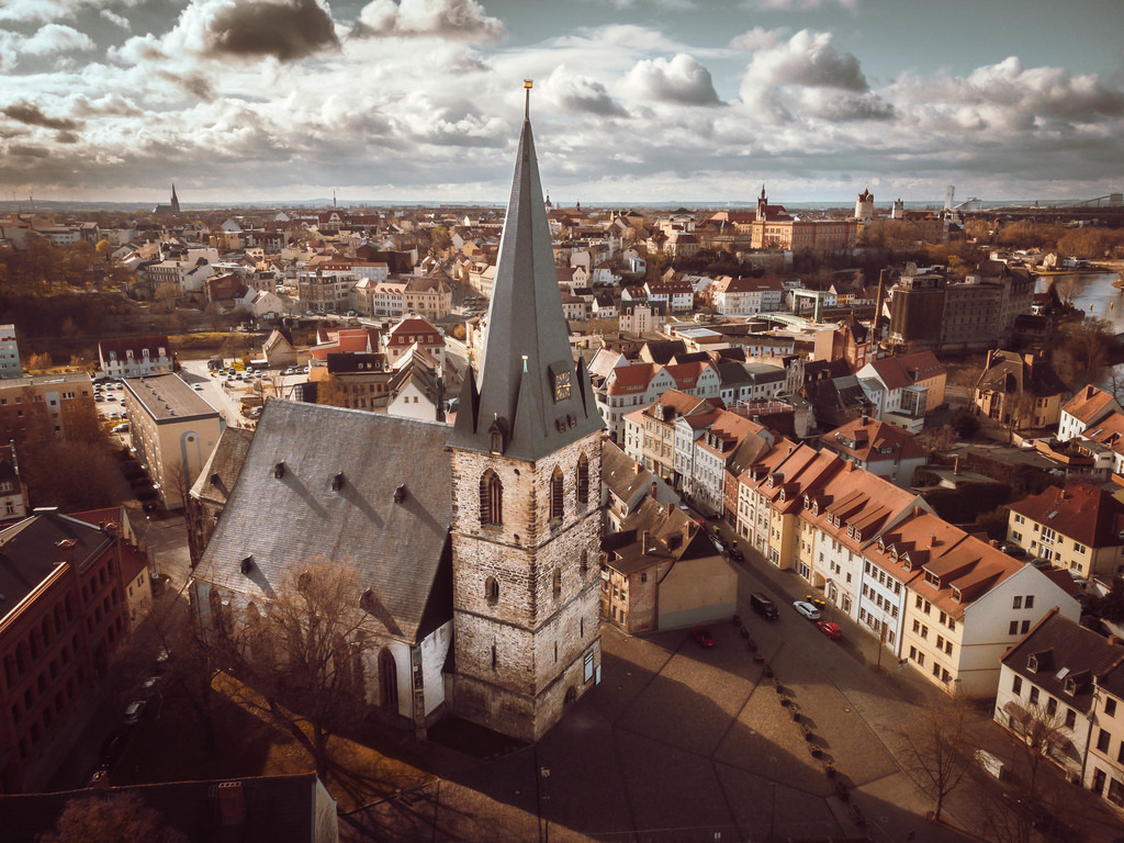Marienkirche in Bernburg | Die Marienkirche in der Bernburger Talstadt ist ein Wahrzeichen der Stadt und prägt das Stadtbild. - Realisiert mit Pictrs.com