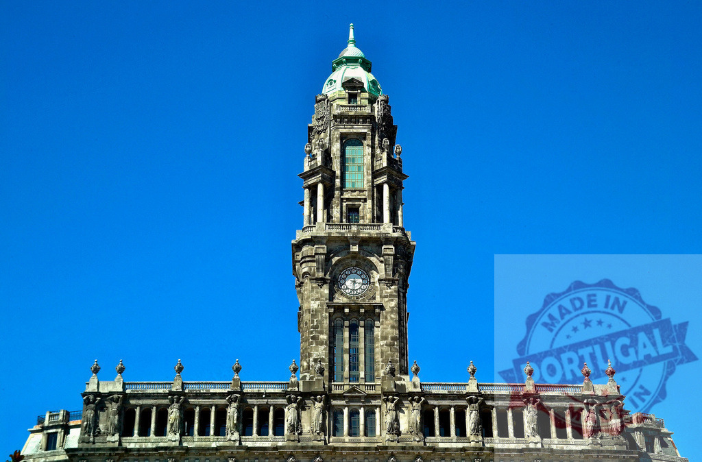 Porto City Hall clock tower with blue sky | Porto City Hall building displaying its historic clock tower feature against a clear blue sky - Realisiert mit Pictrs.com