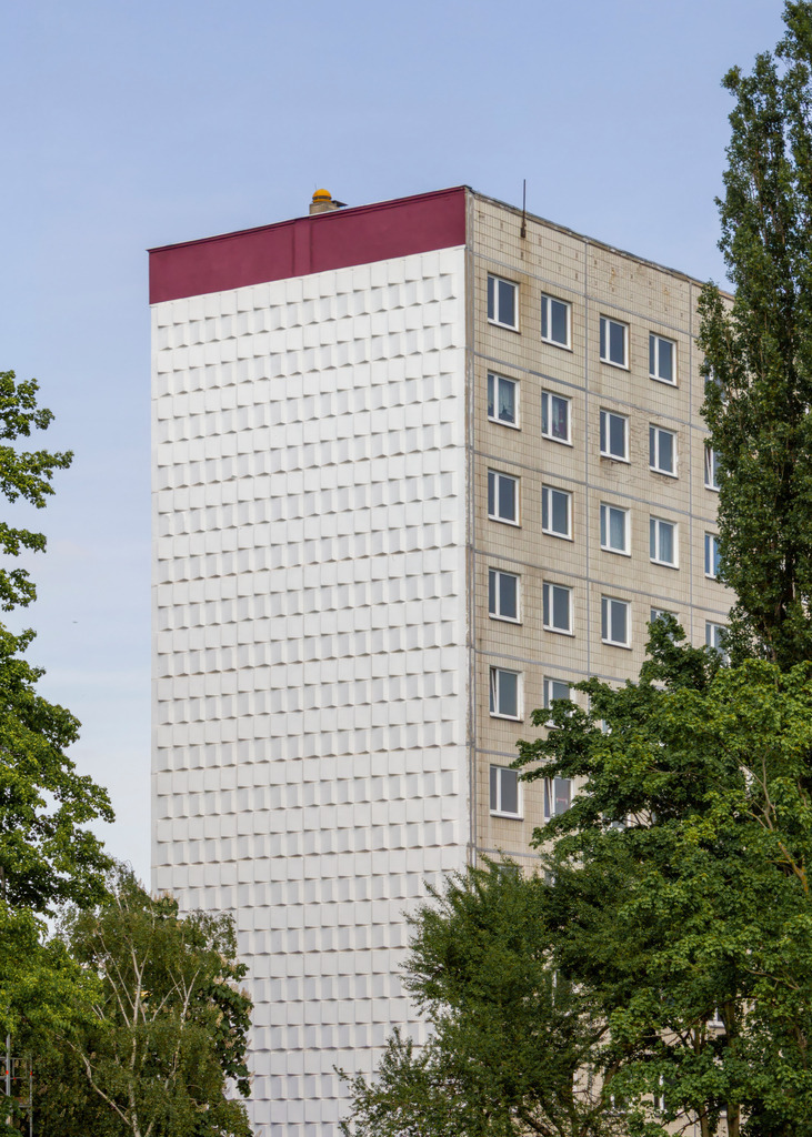 Halle-Neustadt | Strukturfassadenplatten an dem Giebel eines 11-Geschosser (Typ P2)  – Ostmoderne - Realisiert mit Pictrs.com