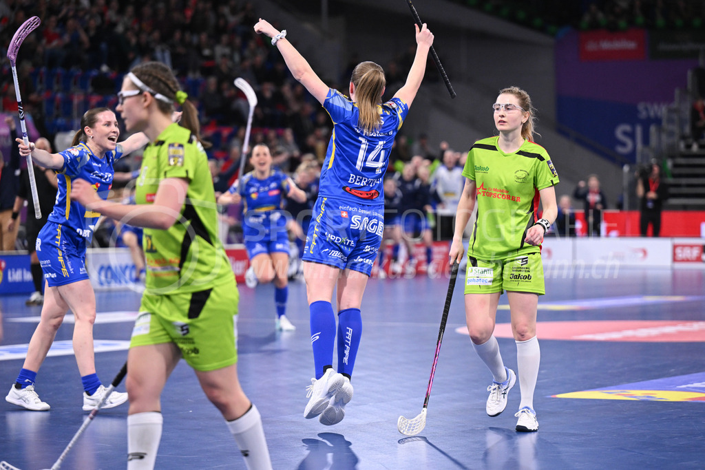 Kloten-Dietlikon Jets vs Skorpion Emmental Zollbrück - 15. April 2023 | Kloten-Dietlikon Jets vs Skorpion Emmental Zollbrück
Stimo Arena, Kloten
Chiara Bertini (#14 Kloten-Dietlikon Jets) erzielt das 3:1, rechts Sonia Brechbuehl (#5 Skorpion Emmental Zollbrueck).
Bild: Sportfotografie Markus Aeschimann | www.markus-aeschimann.ch - Realisiert mit Pictrs.com