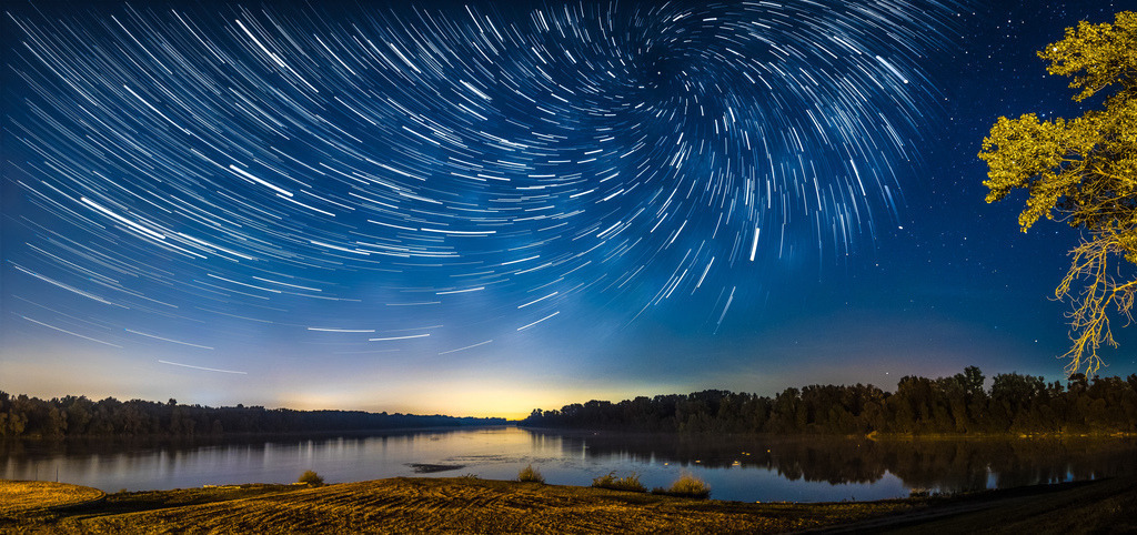 Sternspuren am Rhein | Oberrhein bei Nacht mit Sternspuren am Himmel. - Realisiert mit Pictrs.com