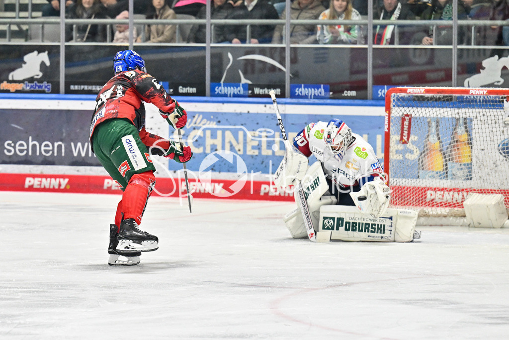 Augsburger Panther - Eisbären Berlin | in dieser Szene scheitert Cody KUNYK (Augsburger Panther #20) mit einem alleingang an Jake HILDEBRAND (Eisbaeren Berlin #30) / Torchance / Torschuss / DEL: Augsburger Panther - Eisbaeren Berlin, Curt Frenzel Stadion am 31.10.2024