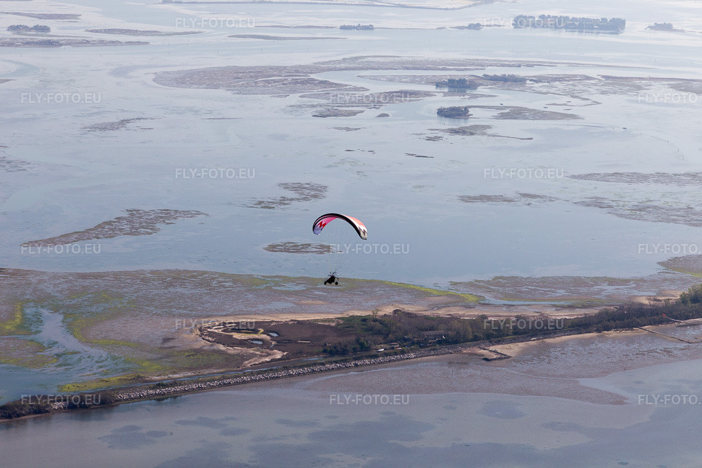 Vue aérienne: Vue de la ville à Caserma di Canal Muro dans le département Frioul-Vénétie Julienne, Italie. Photo: IMG_098061.jpg prise le 03/04/2017 par Werner Riehm/FLY-FOTO.eu – Résolution de l'original: 5472 x 3648 px