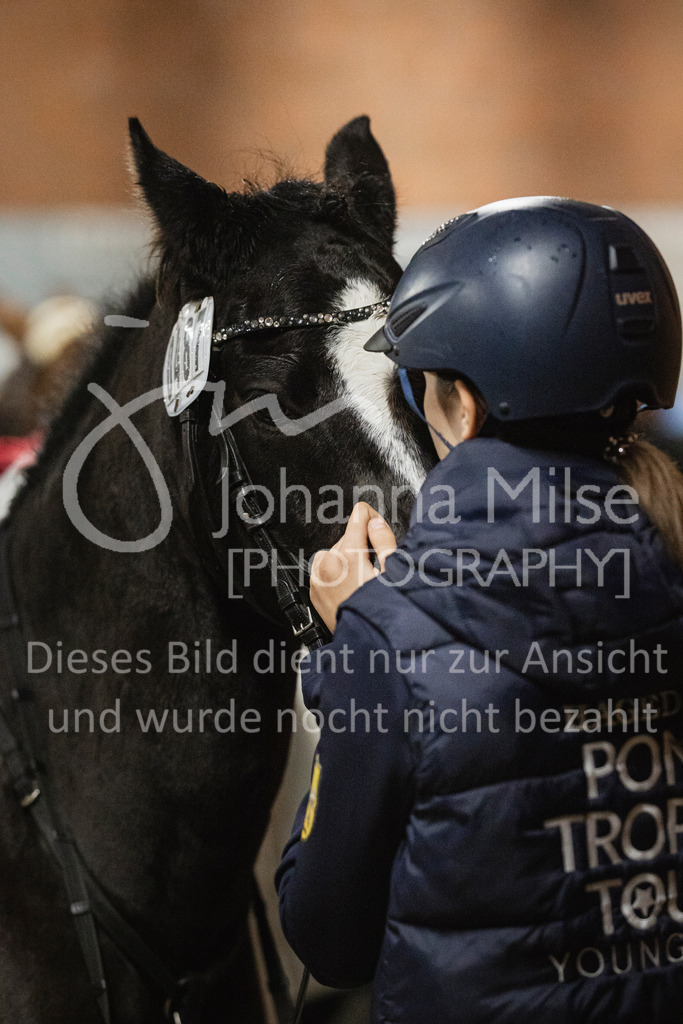 231118_PonyTrophy-283 | Deine schönsten Turniermomente als professionelle Fotos! Entdecke hochwertige Pferdesport-Fotografie im Online-Shop. Jetzt Fotos finden & bestellen!