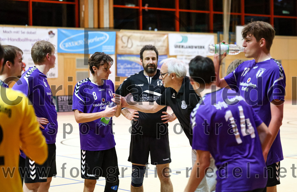 2022-11-12_074_SpVgg_Altenerding_III_gegen_TV_Altoetting_II | Erding, Deutschland, 12.11.2022:
Handball, Bezirksklasse Männer 2022 / 2023, 4. Spieltag, SpVgg Altenerding III gegen TV Altötting II, Endergebnis: 32:25

Tristan Gerhardt (SpVgg Altenerding, #6), Tim Saalborn (SpVgg Altenerding, #8), Stefan Walter (SpVgg Altenerding, #10), Trainer Alfred Lößl (SpVgg Altenerding), Ferdinand Ewald (SpVgg Altenerding, #19)

Foto: Christian Riedel / fotografie-riedel.net