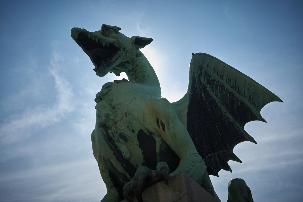 Drache auf der Drachenbrücke | Ljubljana, Slowenien - June 22, 2025: Detail des Drachen auf der Drachenbrücke im Gegenlicht. - Realisiert mit Pictrs.com