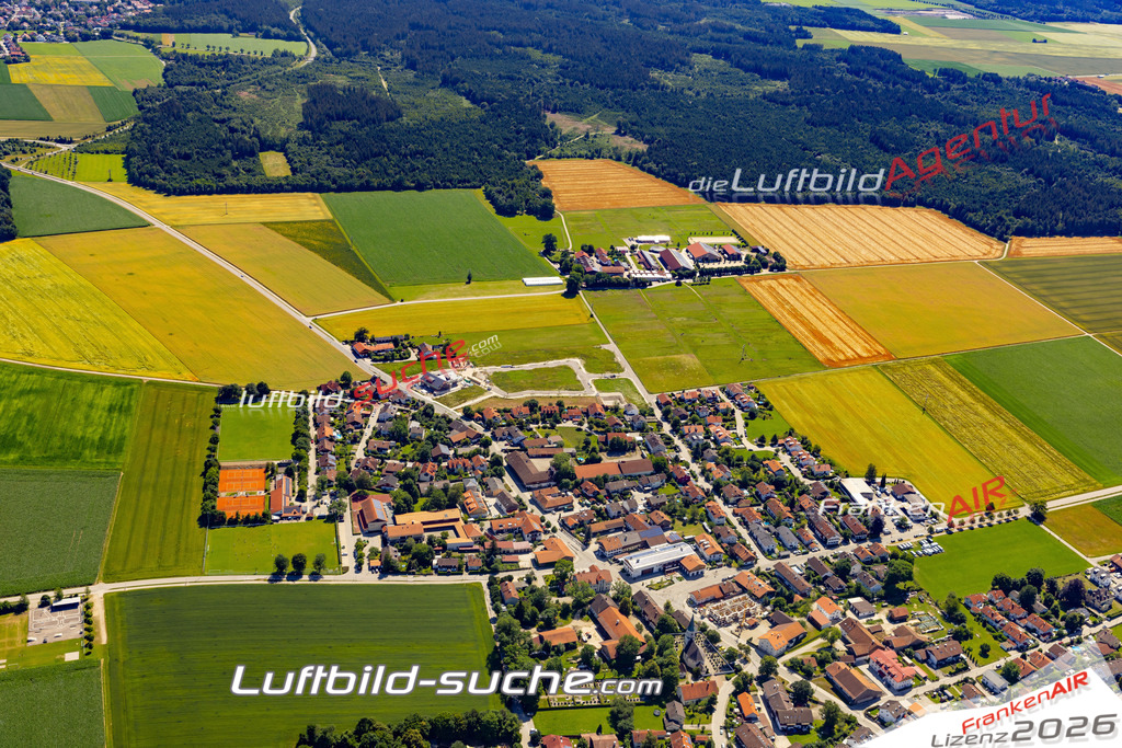 Aktuelles Luftbild von  Brunnthal - Die Luftaufnahme wurde 2022 mittels UL-Flugzeug erstellt ( keine Drohne ) - hochauflösende Kamera-Systeme von  Canon -Beste Qualität - Für grossformatige Ausdrucke geeignet. Die Geschenkidee !