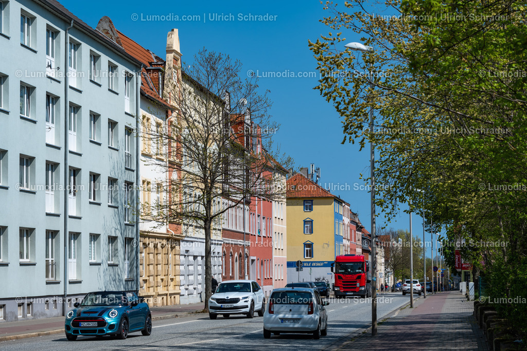 10049-12805 - Halberstadt - Harmoniestrasse | Stockfoto und Bilderpool mit Bildmaterial aus Deutschland, dem Harz, Halberstadt, Quedlinburg, Wernigerode und weltweit. Qualitativ hochwertige und professionelle Fotos anschauen und kaufen. - Realisiert mit Pictrs.com