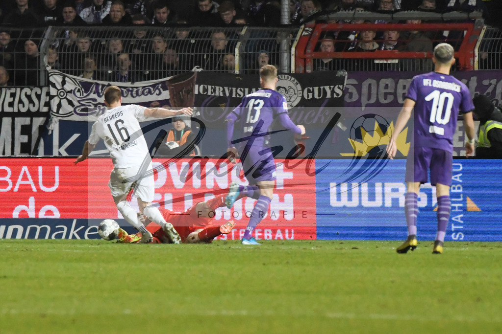20200129_OSNSVS_0042JPG | Fußball, Herren: Kevin Behrens (SV Sandhausen) wird von Torhuüter Philipp Kühn (VfL Osnabrück) gefoult beim Spiel der 2. Bundesliga zwischen VfL Osnabrück vs. SV Sandhausen am 29.01.2020 im Stadion an der Bremer Brücke in Osnabrück, Deutschland.(Foto von Nico Paetzel) - Realisiert mit Pictrs.com