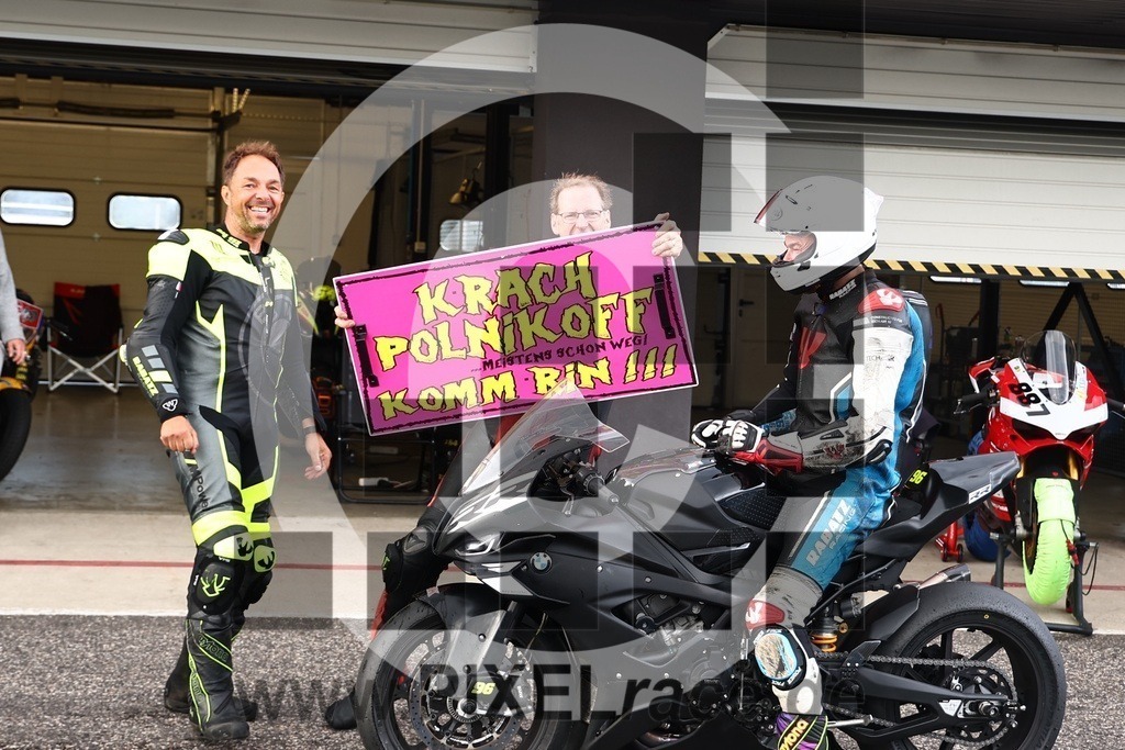 social-20250823_07850 | Schöne Erinnerungen an spannende Momente - das festzuhalten ist unser Job. PIXELrace.de ist seit 2003 auf den Rennstrecken Europas unterwegs um die Action draußen beim Fahren und die wunderbare Stimmung imm Fahrerlager für euch einzufangen.