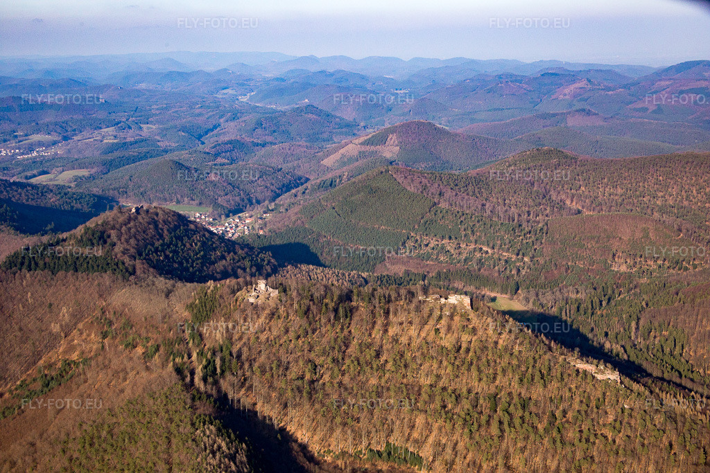 Vue aérienne: Ruines des châteaux de Löwenstein, Hohenburg et Wegelnburg vues du sud à Wingen dans le département Bas Rhin, France. Photo: IMG_086710.jpg prise le 26/03/2016 par Werner Riehm/FLY-FOTO.eu – Résolution de l'original: 5472 x 3648 px